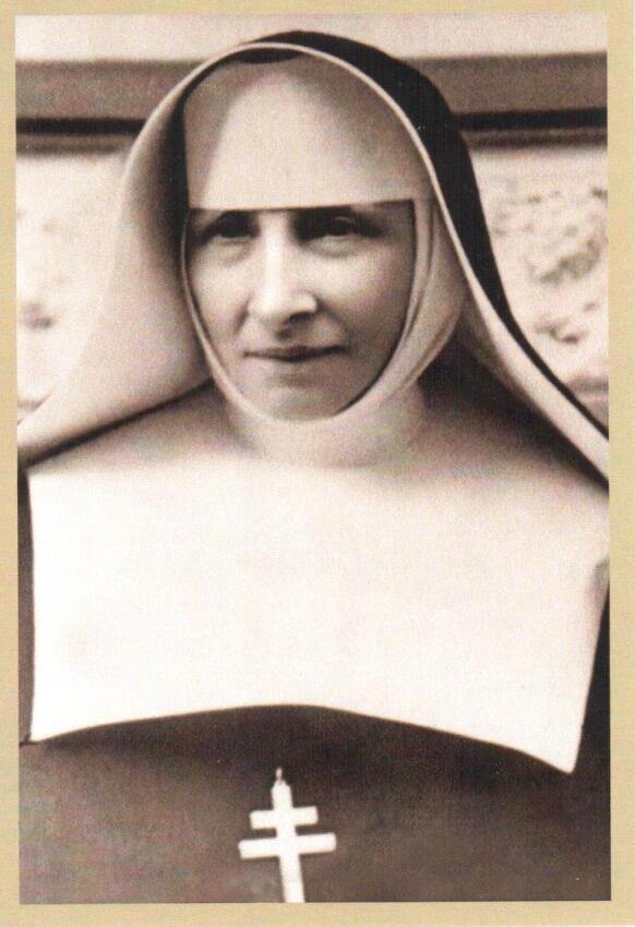 <p>Marie Růžena Nesvadbová (1878 – 1963) - Sestra III. řádu sv. Dominika</p>
<p>8. prosince 1893 vstoupila Růžena do Kongregace III. řádu sv. Dominika. Pracovala jako učitelka v tamním učitelském ústavě sester dominikánek. V roce 1903 založila Jednotu katolických učitelek. Uvědomovala nedostatečnost péče o děti s mentálním postižením. Požádala své představené, aby ji uvolnili z místa hlavní učitelky a dovolili studovat pedopatologii v Praze. Po složení zkoušky se jí roku 1913 podařilo vybudovat ústav pro slabomyslné v Brně-Veveří a roku 1916 odkoupila i ústav v Lomnici, který o dva roky později přestěhovala do nově zařízené budovy ve Střelicích u Brna.</p>
<p> Po první světové válce ještě více narůstal počet dětí postižených fyzicky i duševně. V té době řídil olomouckou arcidiecézi arcibiskup Antonín Cyril Stojan, jehož činnost v unionistickém hnutí se zájmem sledovala a věděla také o jeho přání založit novou kongregaci, která by pracovala pod záštitou svatých Cyrila a Metoděje v otázce sjednocení křesťanů, zvláště Slovanů, a rozvíjela by charitativní činnost.</p>
<p>Po delších úvahách se Růžena Nesvadbová rozhodla zasvětit zbytek života nové církevní charitativní společnosti, a tak spojit své myšlenky s velehradskými ideami. Se souhlasem svých představených se s prosbou o pomoc obrátila na tehdejšího ministra zdravotnictví Msgra. Jana Šrámka. V červnu roku 1924 se pod hlavičkou Mariánské kongregace moravských učitelek, začalo se stavbou ústavu v Brně na Lerchově ulici. Posléze byl v říjnu 1924 založen nový spolek, Družina Cyrillo-Methodějská pod ochranou Blahoslavené Panny Marie pro kulturní a charitativní potřeby lidu na Moravě, se sídlem na Velehradě, jako mezičlánek vedoucí ke vzniku nové kongregace.</p>
<p> Dovolení k založení nové řeholní společnosti dal papež Pius XI. 17. srpna 1927. Ke kanonickému zřízení kongregace došlo o rok později, kdy olomoucký arcibiskup Leopold Prečan 8. září 1928 prohlásil formálním dekretem kongregaci za zřízenou a schválil její stanovy. Státní souhlas k usídlení Kongregace sester Cyrillo-Methodějských v Československé republice byl udělen 21. března 1929.</p>
<p>Roku 1930 byl hlavní dům přeložen z Velehradu do Brna a ještě téhož roku byla sestra Marie brněnským ordinariátem jmenována i první generální představenou nové kongregace. Roku 1961 byla spolu s ostatními starými a nemocnými sestrami nucena opustit Velehrad a byla převezena do Charitního domova pro řeholnice v Bílé Vodě u Javorníka, kde strávila poslední dva roky svého života. Zemřela 12. března 1963.</p>
<p> </p>
<p> </p>